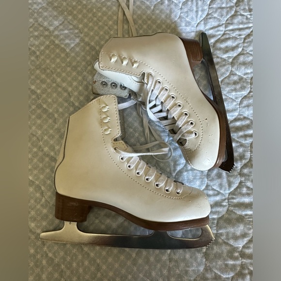 Glacier 520 girls white ice skates, never worn, dinged on toe top due to storing - Picture 2 of 7